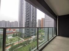 找我有优惠!江北嘴!中间楼层看中庭!金典四房户型结构!