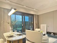 精装修+次新高品质小区+房南北诚意出售+看房随时