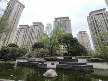 政务南向三居 琥珀五环城满五简装房 挂牌价138万