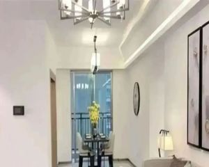 此房是刚需2房,户型方正,地铁口物业,业主诚心