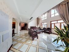 唐岛湾畔叠拼,客厅6米挑空,格局好,精装修,海信广场旁实验