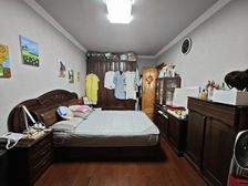 5号线银都站300 ,中间楼层采光好,精装两房,中间位置满五