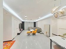 绿地一楼复式,精装修八十万,小区中间位置,户型大气,随时可看