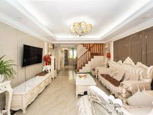 新上诚售下叠加!小区中心位置!超大院子!双车位!价格可谈!