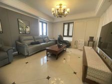 地铁口次新房品质小区,豪华精装,中央空调新风系统带地暖。急急