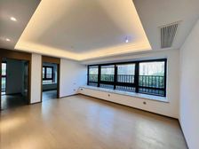 金汇龙湖 纯边套 小区中心位置 带产权车位 中央空调带地暖