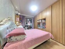 新上房源店长主推,精装修拎包入住,一梯三户中间楼层