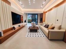 带前后花园,出门就是儿童公园,黛山悦府花园洋房,精装四室。