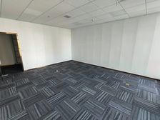 免租12个月!车位 仅一套精装500平10个直播间办公室