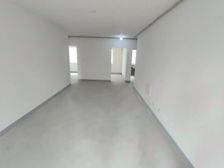 房东诚心出售 清水房 可直接装修 商业配套成熟 适合家庭居住