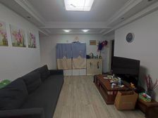 紧邻两大商超,万达商圈,南北通正气两室,自住精装,看房随时