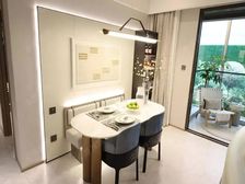 脚踢大平层,拳打小叠加。此盘总价低带精装地暖