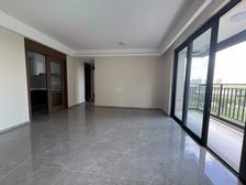 小区中间位置,无遮挡,开发商精装修,看房随时方便!