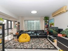 有地下产权车位,他无我有单边代理精装3房客厅落地窗视野开阔!