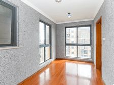 电梯复试 精装修 次新房 带一个固定车位 随时可以看房