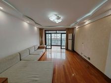 此房是正规大三房,客厅餐厅错开,两个卫生间有窗户