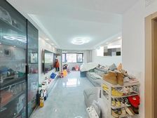 精装修30万大三房,三房两位,中间位置,中间楼层,地铁口。