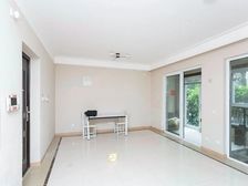 地铁口旁 次新洋房1楼 送35平花园60平地下室 满五有车位