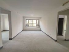 清水毛坯 大三居两卫,位置好边套户型 周边商圈配套齐全