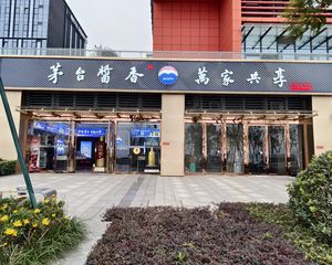 天东大悦城正对面 品牌租户年收34万 双开间14.6米展示