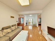 房子装修很清秀,中高楼层,但是户型很好业主诚信出售