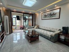 中建大平层 大三房装修精致 楼龄新 产权清晰 双卫格局