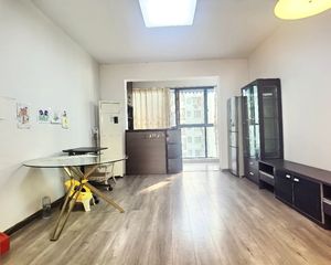 万基蓝麟 1室1厅 东南