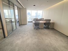 市中心 全新精装148平带家具 还有免费会议室洽谈可用面积全
