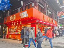 上海 景点城隍庙转角一楼沿街铺 双开门 年租金32万 可餐饮