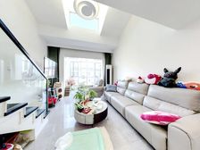 送70平阁楼 全新装修 可拎包入住 出门地中海广场