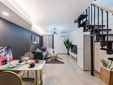 万达广场边地铁口旁边中心的位置