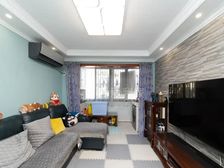 精装修,一梯两户,全名三房,近轨交看房方便。中间楼层