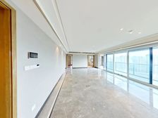 小区中心位置,全新精装边套大四房,高楼层视野开阔,随时看房