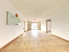 此房户型方正,三面采光,产证在手,随时签约