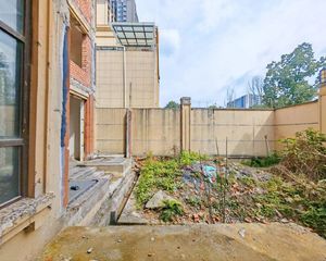 朝南 端户 搭建好了 位置安静 带车位 前后花园 诚心出售