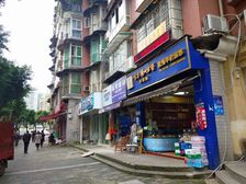 沙坪坝小区门口第壹个门面出售,现在租金9100一个月