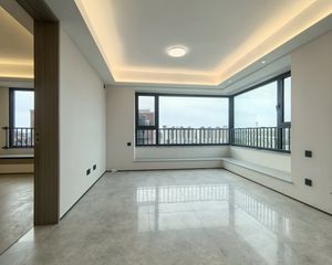 紧邻地铁大学城国贤府 全天采光 景色一览无余的全景转角三居室