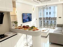 地铁口下楼就到了,两房朝南,采光刺眼,业主置换,接受任何付款