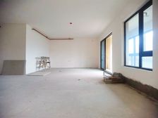 中央公园一环带露台的横厅4房,主卧带衣帽间,正看公园景色。