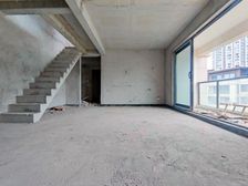 顶跃洋房!带80平露台!现浇土建已做好!送物业费