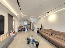 新上,复试带大露台,地铁口 还精装修知名设计师设计 带车位