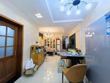 大露台,大礼堂轻轨旁,户型方正,采光好,正规精装三房。