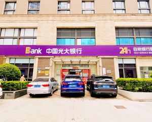 现年26万丶银行租10年丶门前带车位丶紧邻地铁口个人能买