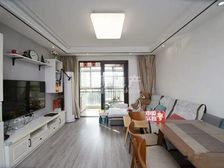 客厅带阳台,繁华地段,视野好,近商圈