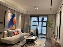 此房是全明户型,税费少,交通便利,配套齐全。