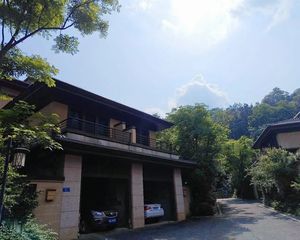 3号线山塘地铁站,300平大花园靠山别墅,南北朝向,地势高