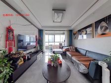 绿地外滩公馆南昌红谷滩凤凰洲中心区,地铁一号线长江路站。