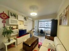 紧邻两大广场,小区花园位置,精装南北两室,室内全送,看房随时