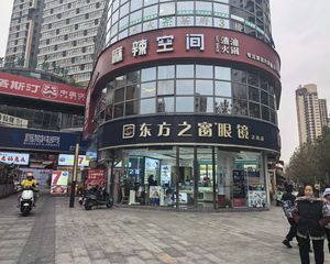 路口大转角(眼镜店)年租20万,超15米广告面,三天可拿证