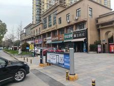 经开区成熟地段沿街底商,小区大门口,开间8米,租金17万